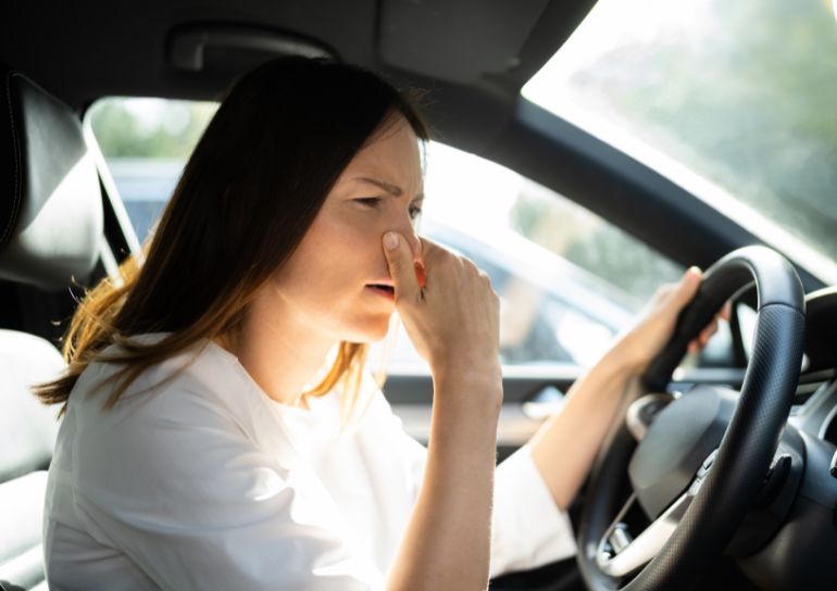 Mauvaise odeur essence dans habitable voiture