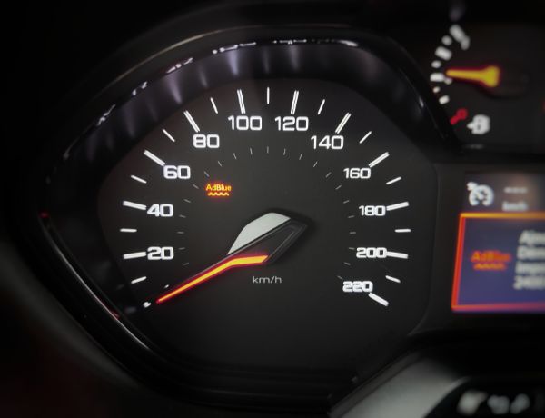 Voyant AdBlue allumé dans une voiture diesel