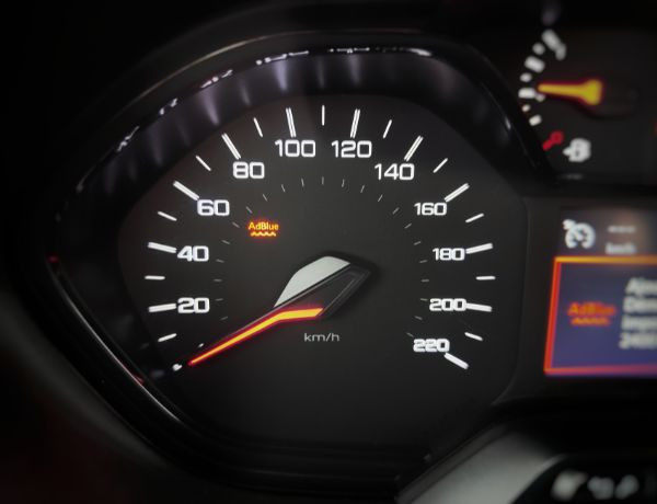 Voyant AdBlue allumé dans une voiture diesel